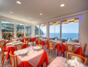 Um restaurante ou outro lugar para comer em Room in BB - Wellness and relaxing time in Ischia, we are waiting for you num02