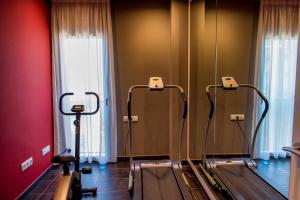 um quarto com um ginásio com passadeira e espelhos em Hotel Acacias Suites & Spa em Lloret de Mar