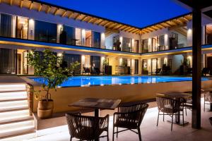 Bazén v ubytování Relais Limonaia - Suites & Garden SPA nebo v jeho okolí