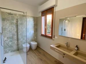 A bathroom at Via Verdi 14 Még 37 kép