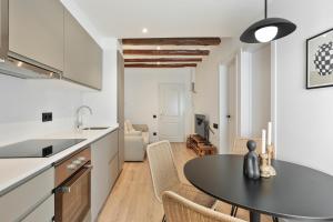 Kuchyňa alebo kuchynka v ubytovaní Vibe Apartments by Olala Homes