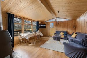 uma sala de estar com um sofá azul e uma mesa em Lem Cabins em Sogndal