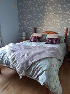 - une chambre avec un lit et un papier peint floral dans l'établissement Gormanstown House Apt, The Island, à Tullamore