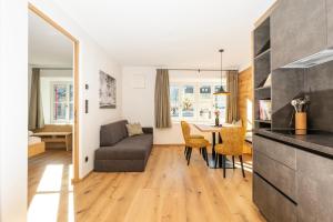 Residence Kugler في سان كانديدو: غرفة معيشة مع أريكة وطاولة