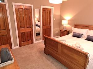 Dormitorio pequeño con cama y espejo en Lecale Bliss en Downpatrick