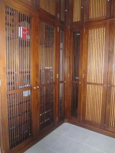 Pokój z drewnianymi ścianami i drewnianymi drzwiami w obiekcie Posada Boutique South Beach w mieście San Andrés