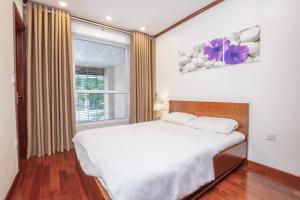 - une chambre avec un grand lit et une fenêtre dans l'établissement NINE HOUSING Truc Bach, à Hanoï