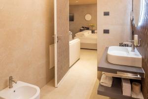 Koupelna v ubytování Relais Limonaia - Suites & Garden SPA