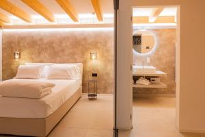Postel nebo postele na pokoji v ubytování Relais Limonaia - Suites & Garden SPA