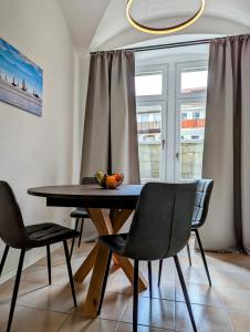 a dining room with a table and chairs and a window at Im Alten Gefängnis in Überlingen