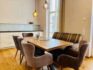 uma sala de jantar com uma mesa de madeira e cadeiras em Putbus Ferienwohnung Kleine Auszeit em Putbus