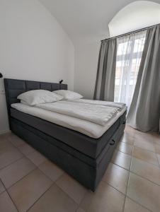 a bed sitting in a room with a window at Im Alten Gefängnis in Überlingen