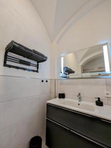 y baño con lavabo y espejo. en Im Alten Gefängnis en Überlingen