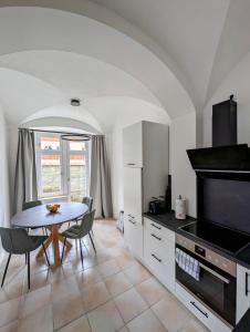 uma cozinha com uma mesa e uma sala de jantar em Im Alten Gefängnis em Überlingen