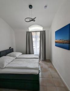 Im Alten Gefängnis في اوبرلنغن: غرفة نوم بسرير ومروحة سقف