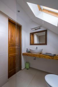 uma casa de banho com um lavatório e um espelho em Tagyon Birtok Mandula Apartmanház em Tagyon