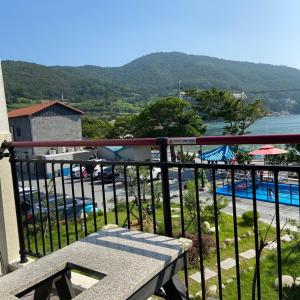 En udsigt til poolen hos Seolli Resort Pension eller i nærheden