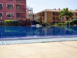 The swimming pool at or close to Luminoso y Elegante, piscinas y pistas de pádel