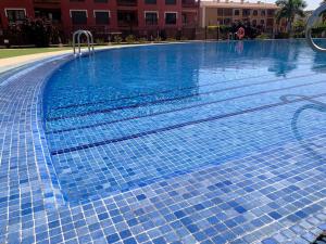 The swimming pool at or close to Luminoso y Elegante, piscinas y pistas de pádel