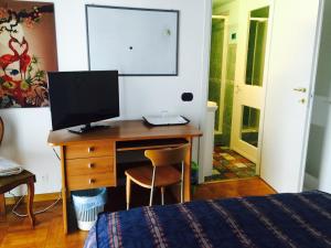 TV a/nebo společenská místnost v ubytování B&B Cavaliere Milano