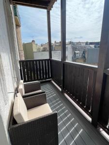 balcón con sofá y sillas en Hirsch Appartements, en Baden-Baden