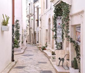 an alley in an old town with a cat painted on it at l'angolo di Gaudì, alcoba Blanca in Putignano