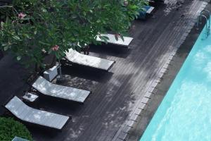 Bazén v ubytování The Vira Bali Boutique Hotel & Suite nebo v jeho okolí