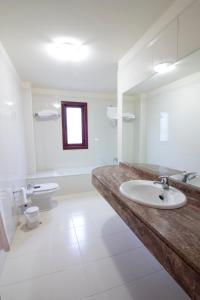 La salle de bains est pourvue d'un lavabo et de toilettes. dans l'établissement Hotel Torques, à La Corogne