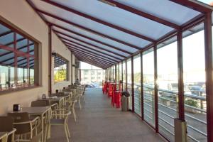 Hotel Torques في لا كورونيا: غرفة طعام مع طاولات وكراسي ونوافذ