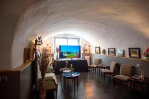 a living room with a couch and chairs and a window at Hotel Aires de l'Emporda in Vilacolum