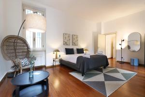 - une chambre avec un lit, une table et une chaise dans l'établissement Sweet Inn - Osti, à Milan