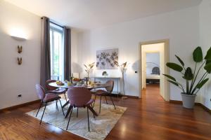 - une salle à manger avec une table et des chaises dans l'établissement Sweet Inn - Osti, à Milan