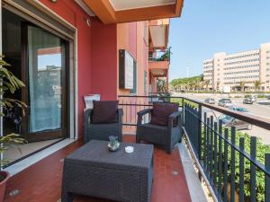 einen Balkon mit 2 Stühlen und einem Tisch auf einem Gebäude in der Unterkunft Al Molì Affittacamere in Cagliari