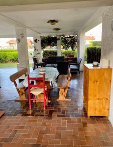un patio con tavolo e sedie su un pavimento in mattoni di Residenza Palmira Bardolino a Calmasino