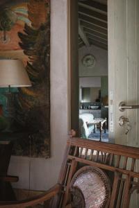 Pavia的住宿－Monte da Bela Raposa，客厅墙上有绘画作品