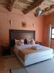 a bedroom with a large bed in a room at kasbah Dar Bahnini in Skoura