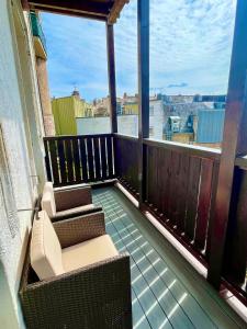balcón con sillas y vistas a la ciudad en Hirsch Appartements, en Baden-Baden