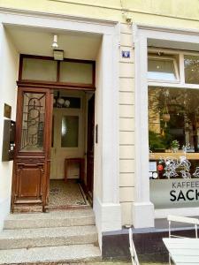 una puerta de entrada de un edificio con una puerta en Hirsch Appartements, en Baden-Baden