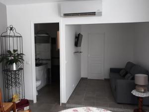 - un salon avec un canapé et une télévision dans l'établissement Villa le Bosquet en Luberon., à Ménerbes