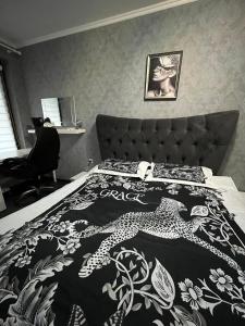 プロブディフにあるMarica Apartmentのベッドルーム1室(ベッド1台、白黒の毛布付)