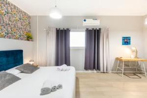 1 dormitorio con cama, mesa y ventana en Sunny Beach Bari en Bari
