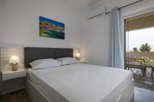 En eller flere senge i et værelse på Villa panagiotis + 37 billeder