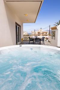 Swimmingpoolen hos eller tæt på Villa panagiotis