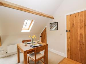 een eetkamer met een houten tafel en een raam bij Avon Turn View in Salisbury