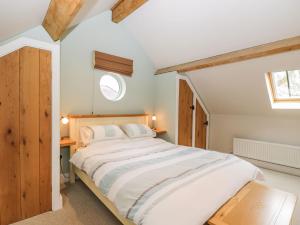 een slaapkamer met een groot bed en een raam bij Avon Turn View in Salisbury