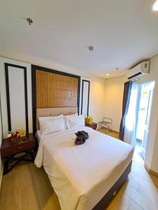a bedroom with a large white bed in a room at Zia Sanno Menteng Residences- Jakarta in Jakarta