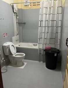 y baño con aseo, bañera y ducha. en Sonya Residence, en Patong Beach