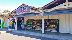 Gastes的住宿－MobilHome camping Siblu la Reserve，展示水果和蔬菜的商店
