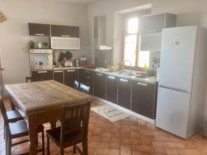 A kitchen or kitchenette at da Emi - La casetta in piazza
