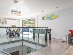 uma sala de jantar e cozinha com piso de vidro em 7 Beachdown em Kingsbridge